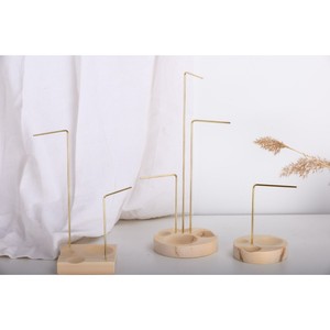 Nuevo soporte para joyas de metal con base de madera añade un toque moderno a cualquier tocador o cómoda, ofreciendo un almacenamiento práctico para el día a día. - Product Image 4