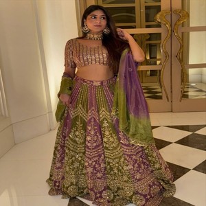 Genähte Faux Georgette <span class=keywords><strong>Lehenga</strong></span> mit Pailletten arbeit, nicht genähter Bluse und vierseitiger Spitze Dupatta für Hochzeiten und festliche Anlässe - Product Image 1