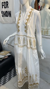 Robe décontractée pour femmes de créateur avec col en V manches trois-quarts broderie ukrainienne 100% coton taille libre taille naturelle - Product Image 4