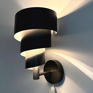 Lámpara de Pared de Metal de Diseño Curvo de Lujo, Ideal para Interiores Modernos, Pasillos y Decoración de Paredes de Dormitorios, Hecha a Mano en India - Product Image 1