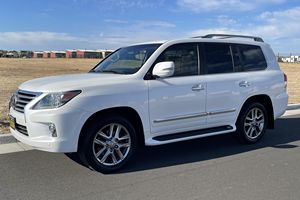 LX570 2015, 5.7 Litros V.8, Tracción en las Cuatro Ruedas Permanentemente Disponible - Product Image 3