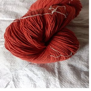 เส้นด้ายไหมหม่อนย้อมสีตามสั่งผลิตในสีแดงและสีเหมาะสำหรับร้านค้าเส้นด้ายและเส้นใยและสำหรับเครื่องปั่นสิ่งทอ - Product Image 1