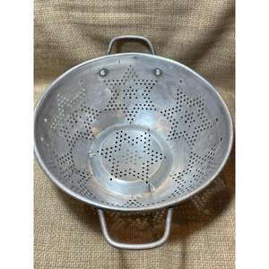 Colador Grande Vintage para Verduras y Arroz, Personalizado con Aluminio Metálico, Suministro al por Mayor, Colador de Frutas Metálico - Product Image 1