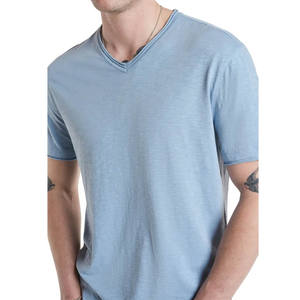 Camiseta Orgánica con Cuello en V, Azul Claro, Ajustada, Camiseta con Cuello en V para Hombre, Premium, Ajustada, de Gamuza - Product Image 1