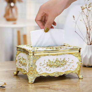 Cette boîte à mouchoirs ornée, avec un défilement d'or complexe et un design floral sur une base blanche, apporte un charme royal et vintage - Product Image 1