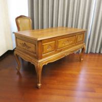 Bureau de direction confortable et durable en teck massif sculpté, style français antique, modulaire et durable, 5 tiroirs, fabrication indonésienne