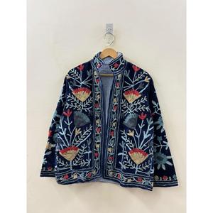 Chaqueta de Terciopelo Reversible Azul Marino para Mujer, Ropa de Abrigo Otoñal, Bordado a Mano con Diseño Suzani, Detalles en Piel de Oveja, Corta - Product Image 2
