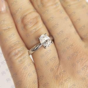 Anillo de diamante de moissanita solitario de corte ovalado TCW 1,00 para mujer, joyería de compromiso de Plata de Ley 925 - Product Image 3