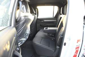 Toyota Hilux 4.0L d'occasion 2025, parfait état, à vendre - Product Image 3