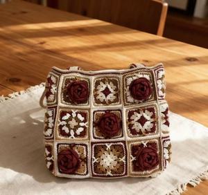 Sac bandoulière en crochet fait main avec fleurs, fermeture éclair, broderies, deux sangles, vente en gros d'usine, design élégant en polyester, idéal pour le shopping - Product Image 5