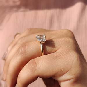 แหวนหมั้นเพชรทรงหยดน้ำและมรกตแบบ Toi Et Moi - Product Image 4