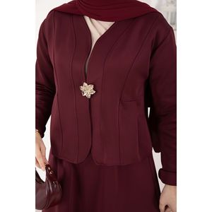 Conjunto de Chaqueta y Falda de Dos Piezas para Mujer en Color Borgoña, Adornado con Broche Dorado - Product Image 5