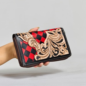 Portefeuille court pour femme en cuir véritable fait main avec fermeture à glissière, motif floral en relief, motif à carreaux rouge et noir, style vintage - Product Image 1