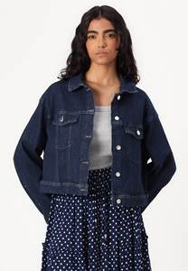 Meilleure vente Veste en jean pour femme en denim bleu moyen Fermeture à boutons et poches poitrine conçues pour les femmes pour un confort en toutes saisons - Product Image 2