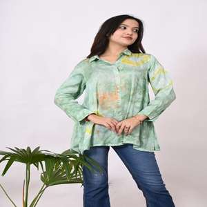 Chemise en satin de soie à fleurs faite à la main pour femmes Top surdimensionné de créateur avec coupe régulière, idéal pour les tenues d'automne décontractées et formelles - Product Image 4