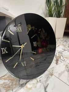 Horloge murale en résine de quartz design avec incrustation en bois, affichage à aiguilles, mouvement silencieux, décoration moderne pour usage résidentiel et commercial - Product Image 4