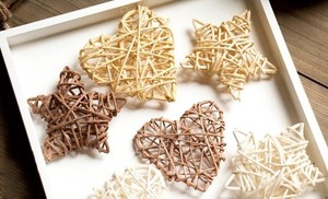 Bolas colgantes de mimbre de ratán hechas a mano adornos para árboles de Navidad en blanco, marrón, beige - Product Image 2