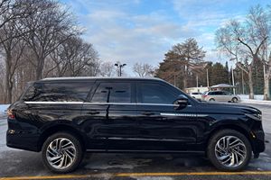 SUV Blindada Navigator L 2025, Kit de Blindaje Exec Armor CEN BR6, Motor V6 Turboalimentado, 4x4 - Product Image 2