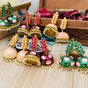 ต่างหูแบบจุ๊มก้าประดับลูกปัดชุบทอง งานฝีมือแบบมีนาการี ลายดอกไม้ดั้งเดิมคุณภาพสูงจากอินเดีย เหมาะสำหรับงานแต่งงานและงานเลี้ยงสำหรับผู้หญิง - Product Image 5