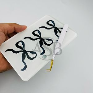 Azulejos de pestañas acrílicas personalizados sostenibles, azulejo de pestañas blanco y negro, lazo, corazón, flor, diseño de mariposa, herramientas de pestañas al por mayor - Product Image 2