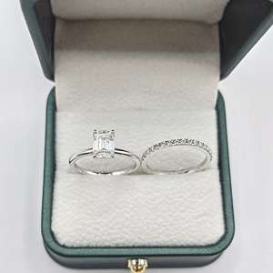 แหวนหมั้นเพชรโมอิสซาไนต์ทรงสี่เหลี่ยมมรกตแบบคลาสสิก 1 กะรัต พร้อมแหวนแต่งงานแบบครึ่งวงประดับเพชร ชุดเจ้าสาวสำหรับผู้หญิง เงินแท้ 925 - Product Image 3