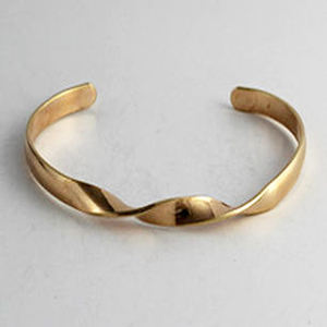 1940 californie vert Floral nouvel an marron vieilli plaqué or martelé bracelet Floral indien en laiton bracelet Artisan bijoux - Product Image 1