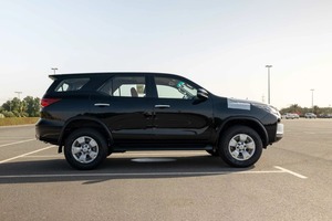 Toyota Fortuner SUV Gasolina FWD, Vehículo de Alta Calidad, 5 Plazas, Volante a la Izquierda, Sin Accidentes - Product Image 3