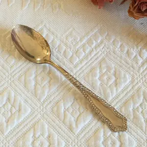 Ensemble de cuillères de luxe en métal doré et argenté pour une salle à manger et un service élégants Vaisselle parfaite pour la décoration intérieure moderne - Product Image 5