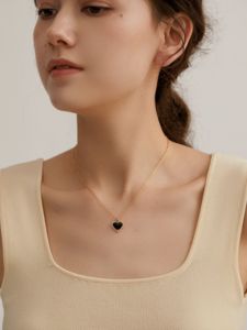 Classica Collana con Ciondolo a Cuore Nero in Pietra Naturale, Placcata in Oro 18K, in Acciaio Inossidabile Anti-ossidazione - Product Image 3