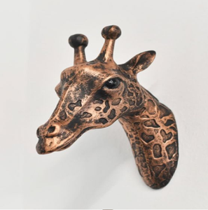 Une magnifique sculpture de girafe dorée de grande taille, conçue pour créer un point focal audacieux sur n'importe quelle murale. Disponible à prix de gros. - Product Image 2