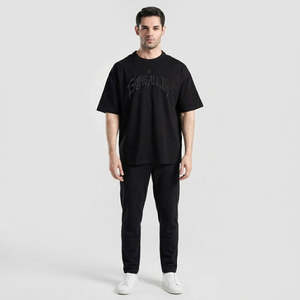 เสื้อยืด Going All in Stealth สีดำ ผ้าเจอร์ซีย์น้ำหนักเบา สไตล์ลำลองแนวสตรีท ลายพื้นเรียบ พร้อมโลโก้พิมพ์ซิลค์สกรีน - Product Image 3