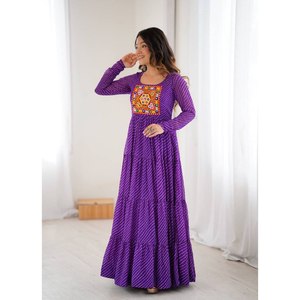 Hermoso Vestido Anarkali Moderno con Estampado Laheriya en Georgette, de Corte Largo y Amplio, Cosido, de Secado Rápido, Listo para Usar, para Ocasiones Especiales - Product Image 1