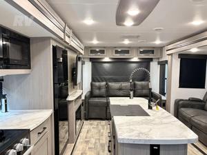 NUEVO D-U-T-C-H-M-E-N RV K-O-D-I-A-K ULTIMATE 3221RLSL MODELO 2024 DE ALTO RENDIMIENTO, 36 pies de largo, 2000 kg de carga útil, color oscuro, en venta - Product Image 3