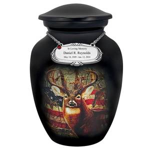 Urne funéraire moyenne en aluminium Buck USA Flag Deer avec option couronne de commémoration et option plaque nominative avec médaillon - Product Image 2