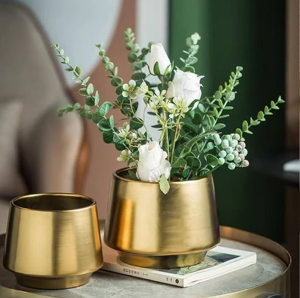 Planta de pie de metal moderna a precio mayorista India, macetero alto dorado con soporte geométrico, planta de estilo contemporáneo. - Product Image 3