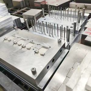 Moule de moulage basse pression personnalisé pour le scellement de circuits imprimés (PCB) – Fabricant d'outillage d'injection pour l'électronique étanche - Product Image 2