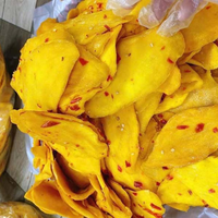 Les mangues séchées traditionnelles sont assaisonnées de sel et de piment, créant une expérience culinaire unique et délicieuse.