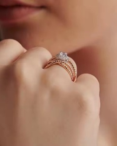 Bague solitaire ronde en or 18 carats avec diamant central de 0.50 ct et diamants latéraux sertis de halo Bijoux de mariée élégants - Product Image 3