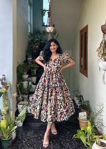 Hermoso y cómodo Maxi para la próxima temporada de verano con hermoso estampado floral por todas partes - Product Image 3