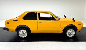 Toyota Corolla Sedán Usado de 1978 - Amarillo, 4 Asientos, Transmisión Manual, Neumáticos R15, Motor de Gasolina - Product Image 1