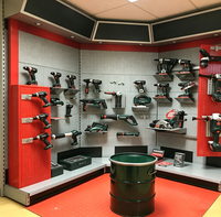 Étagère de présentation d'outils électriques en métal sur mesure pour magasin de détail, salle d'exposition de quincaillerie avec éclairage