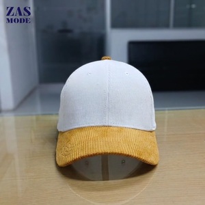 Casquette de baseball en daim à 6 panneaux avec logo brodé 3D personnalisé de haute qualité, logo sur le bord embossé et fermeture à boucle en cuir métallique - Product Image 1