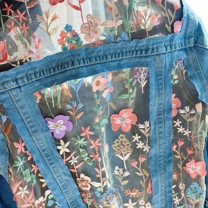 แจ็คเก็ตยีนส์ลายนูนสำหรับผู้หญิง สวมใส่สบาย ติดกระดุม สไตล์สตรีทแวร์ ผลิตในปากีสถาน ผ้าฝ้ายสำหรับฤดูใบไม้ผลิ สีพื้น ล้างสี แต่งเพชร พร้อมเข็มขัด - Product Image 3