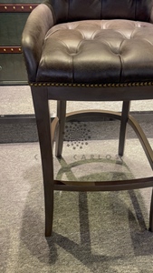 <span class=keywords><strong>Tabouret</strong></span> de bar Chesterfield <span class=keywords><strong>en</strong></span> cuir de style antique <span class=keywords><strong>Tabouret</strong></span> de taverne au design rustique avec pieds <span class=keywords><strong>en</strong></span> <span class=keywords><strong>bois</strong></span> massif pour la maison, la salle à manger et le bureau - Product Image 4