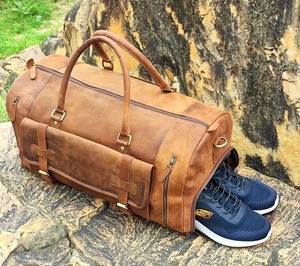 Sac de sport en cuir véritable vintage unisexe fait à la main, logo personnalisé, bagage de voyage robuste en cuir artificiel, compartiment à chaussures, style bonbon et tendance - Product Image 3