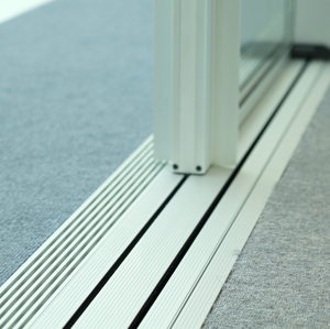 <span class=keywords><strong>Porte</strong></span> coulissante en verre surdimensionnée ALUFRONT Apex 180 avec <span class=keywords><strong>seuil</strong></span> encastré pour des projets intérieur-extérieur fluides - Product Image 2