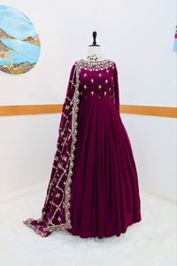 Hermoso vestido Anarkali bordado con Dupatta | Perfecto para bodas y festivales - Product Image 4