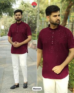 Chikankari สั้น kurta ดีไซเนอร์ที่ขายดีที่สุดสำหรับผู้ชายที่สมบูรณ์แบบสำหรับการชุมนุม poojas และกิจกรรมทางวัฒนธรรม