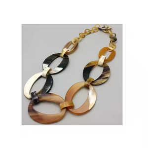 Collar de cuerno tallado artesanal martillado más vendido, joyería hecha a mano exquisita disponible por artesanía de media luna - Product Image 1