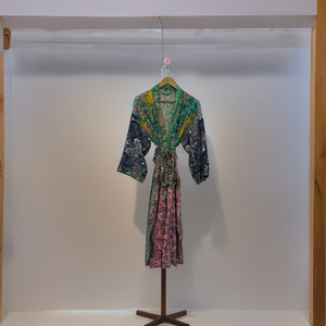 Kimono hecho a mano Tie-Dye Robe Satin Bohemian Loungewear con mangas anchas estilo Kimono para Resorts Elevando su colección - Product Image 4